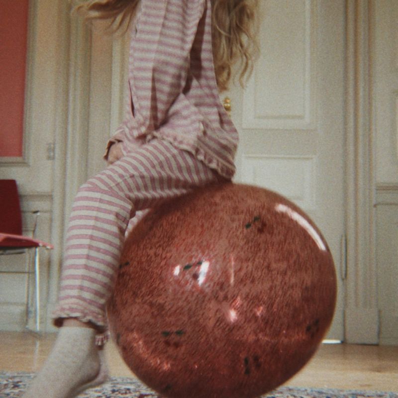 Image d'ambiance de présentation du produit Ballon sauteur à paillettes Cherry - Konges Slojd